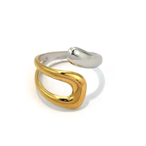 Détail d'une bague irrégulière minimaliste en acier titane bicolore plaqué or 18 carats