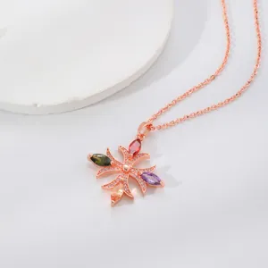 Dettaglio della collana a croce in oro rosa con vivaci zirconi marquise colorati