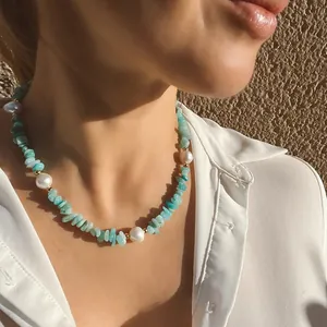 Gros plan d'un collier en pierres irrégulières et perles d'eau douce porté par un mannequin.
