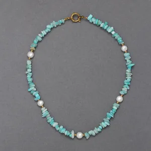 Vue détaillée d'un collier fait main avec des pierres bleues et des perles d'eau douce