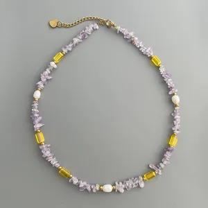 Détails du collier de perles d'eau douce et de pierres d'améthyste violettes irrégulières
