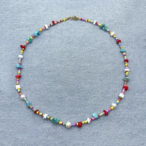 Vue détaillée d'un collier boho coloré avec pierres irrégulières et perles d'eau douce.