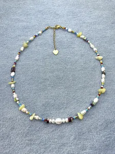 Détail d'un collier fait main avec des perles d'eau douce et des pierres irrégulières