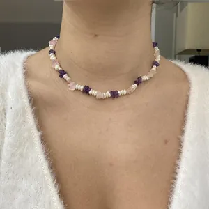 Vue détaillée d'un collier avec améthyste, quartz rose et perles porté par un modèle.