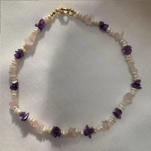 Vue détaillée d'un collier pour femme en perles d'eau douce avec améthyste et quartz rose