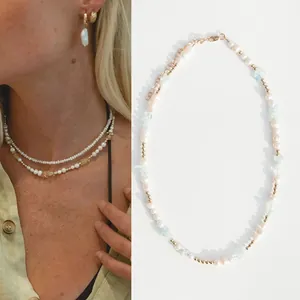 Collier de perles d'eau douce avec pierres bleues irrégulières et perles en or