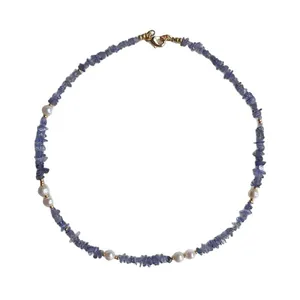 Collier en pierres bleues irrégulières et perles d'eau douce, fermoir doré 18 carats