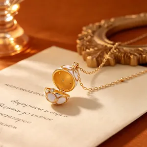 Collar de relicario de huevo esmaltado vintage en plata bañada en oro con circonitas