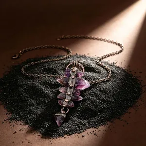 Gros plan détaillé du pendentif en améthyste brute avec chaîne punk rétro