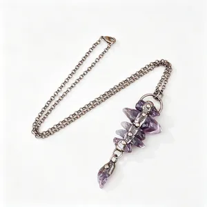 Collier style punk vintage doté d'un pendentif en pointe d'améthyste naturelle brute
