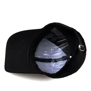 Vue détaillée montrant la boucle réglable et la structure interne de la casquette noire.
