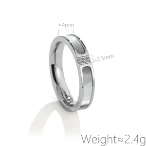 Dettaglio di anello minimalista argento con intarsio in conchiglia e tre pietre.