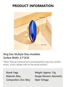 Vue détaillée d'une bague dorée vintage avec grand cristal bleu et mesures de taille