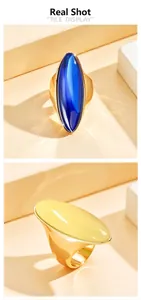 Bague dorée de style vintage avec grands cristaux ovales bleus et jaunes détail
