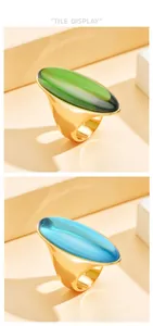 Détail macro de bagues vintage dorées avec des pierres de cristal ovales vertes et bleues