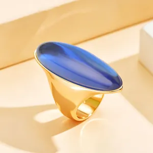 Bague vintage dorée ornée d'une grande pierre ovale en cristal bleu translucide chic