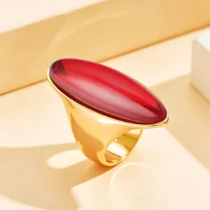 Bague vintage en métal doré avec grand cristal rouge ovale, style rétro.
