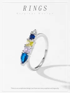 Dettaglio ravvicinato di pietre preziose colorate su un anello in argento sterling 925