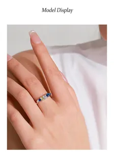 Primo piano di un anello geometrico in argento 925 con pietre preziose colorate sulla mano