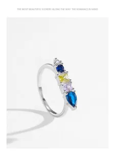 Vista dettagliata di anello in argento sterling 925 con pietre preziose colorate