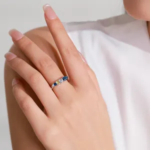 Elegante anello in argento 925 con gemme geometriche colorate sulla mano di una modella
