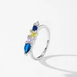Anello geometrico in argento sterling 925 con gemme multicolore su sfondo bianco