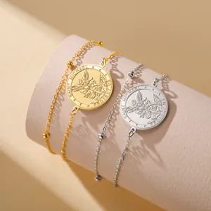 Vue détaillée des bracelets en acier inoxydable doré et argenté avec Saint Michel Archange