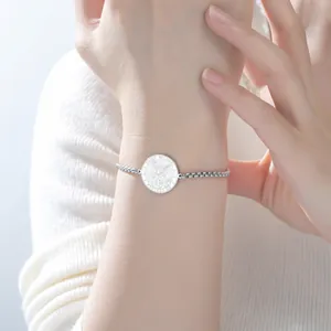 Vue détaillée du pendentif Saint-Michel sur un bracelet en acier inoxydable à maillons