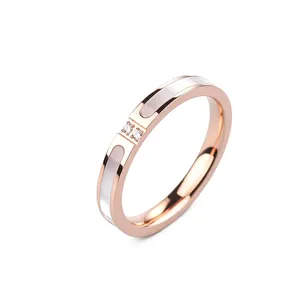 Detalle de un anillo de acero de titanio oro rosa con nácar blanco y diamantes dobles