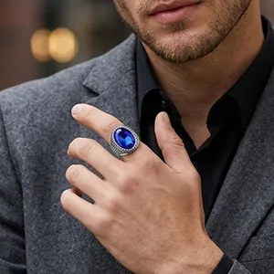 Detailaufnahme eines Vintage-Herrenrings aus Edelstahl mit großem blauen Edelstein