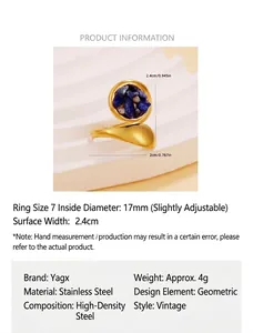 Detailansicht eines 18K vergoldeten Edelstahlrings mit blauem Naturstein-Inlay