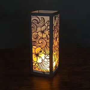 Vue détaillée de la lanterne en papier noir à motif d'hibiscus avec une lumière chaude