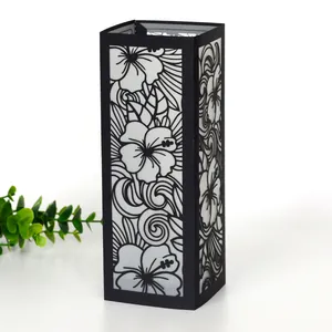 Gros plan sur l'abat-jour en papier découpé au laser noir avec hibiscus