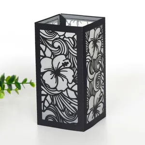 Détail de la découpe laser des motifs de fleurs d'hibiscus noires sur l'abat-jour