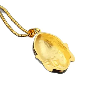Collar con colgante de cabeza de Buda en acero de titanio dorado con finos diamantes