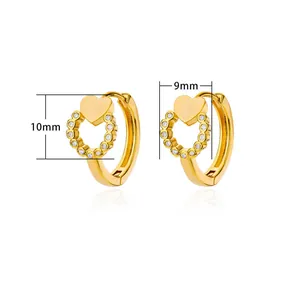 Gedetailleerde weergave van 18K gouden hartoorbellen met afmetingen van 10mm x 9mm.