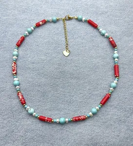 Detaillierte Ansicht der Vintage-Perlenkette mit roten Steinen und goldenem Herzanhänger