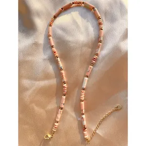 Nahaufnahme einer französischen Vintage-Perlenkette mit rosa Marmorsteinen und Gold