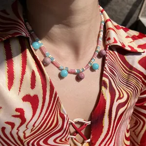 Detailansicht einer Vintage-Halskette mit blauen und rosafarbenen Perlen im Hofstil.