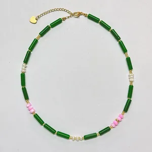 Detailansicht einer Vintage-Perlenkette mit grünen Röhren und rosa Akzentperlen