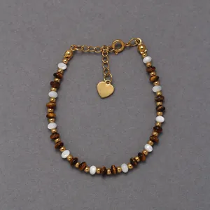 Vista dettagliata del bracciale di perle di occhio di tigre naturale con cuore d'oro
