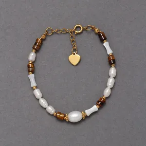 Vista dettagliata del bracciale retrò con occhio di tigre, perle e ciondolo a cuore