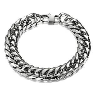 Nahaufnahme eines hochglanzpolierten silbernen Panzerkettenarmbands für Herren