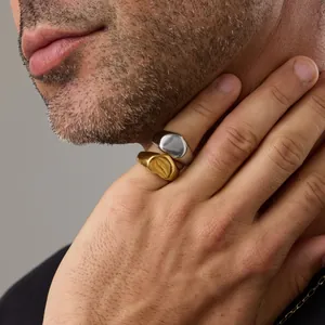 Anillos de sello minimalistas de acero inoxidable en oro y plata para hombre en el índice