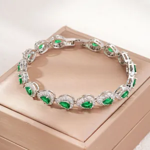 Dettaglio del bracciale con zirconi verdi a goccia e accenti halo bianchi scintillanti