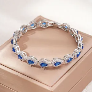 Primo piano di un elegante bracciale in argento con zirconi blu a forma di goccia