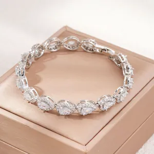Elegante bracciale con zirconi a goccia su una confezione regalo di lusso per gioielli