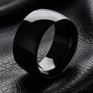 Nahaufnahme eines 12 mm breiten, glänzenden schwarzen Titanstahlrings auf Leder
