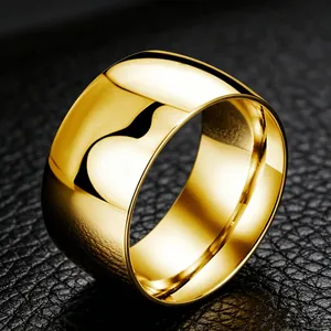 Detailansicht eines breiten 12-mm-Gold-Titanstahlrings mit hochglanzpolierter Oberfläche