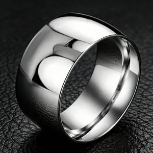 Makro-Detailansicht des 12 mm breiten, polierten Edelstahrings auf schwarzem Leder.